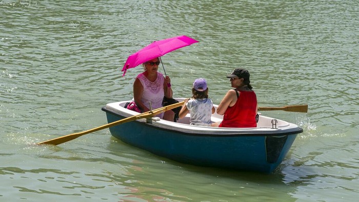 Gelombang panas membuat suhu di Spanyol naik hingga 42 derajat. Warga pun ramai-ramai datangi pantai untuk berjemur hingga menyegarkan diri.