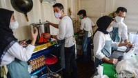 Aber dan Wawan merintis usaha Bang Aber sejak 2 bulan lalu di Sektor 9 Bintaro, Tangerang Selatan. Usaha itu merupakan kedai makanan dengan menu sarapan berupa bubur ayam, nasi goreng dan mi instan.