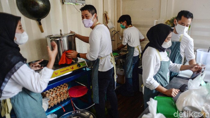 Pandemi berkepanjangan membuat kehidupan berubah 180 derajat. Yang biasanya mapan tiba-tiba terjebak PHK. Yang biasanya banyak order dan pekerjaan tiba-tiba harus end.  Sebagian  frustasi hingga mencari sensasi, berbikini yang berujung digelandang polisi.  Namun masih banyak yang waras dan menerima kenyataan bahwa panggung kehidupan harus tetap berjalan. Merekalah orang-orang yang pantang menyerah meski zaman serba susah.
