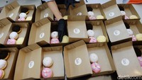 Usaha donat rumahan Lazy Donut pun melejit sejak masa pandemi 2020. Penjualan selalu positif hingga menolak sejumlah pesanan karena keterbatasan kapasitas produksi.