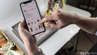 Adalah suaminya, Raehandra Hanitiyo yang mendorong dia untuk aktif berjualan di sosial media dengan membuatkan akun instagram @lazydonut13.