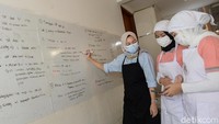 Produksi Lazy Donut masih pada 500 hingga 1.000 donat perhari. Pernah yang pesan dalam jumlah besar untuk event perusahaan hingga 2.000 donat ucap Lenny Ibrahim ditemui di rumahnya di kawasan Joglo, Jakarta Barat.