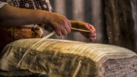 Petani dan seniman Said TarakhanSaat menyebut Al-Qaramus menyisakan sedikit kelompok, 25 kelompok tani, yang berusaha memenuhi kebutuhan dengan menjual papirus. Sebelumnya, ada sekitar 500 kelompok tani. (AFP/KHALED DESOUKI)
