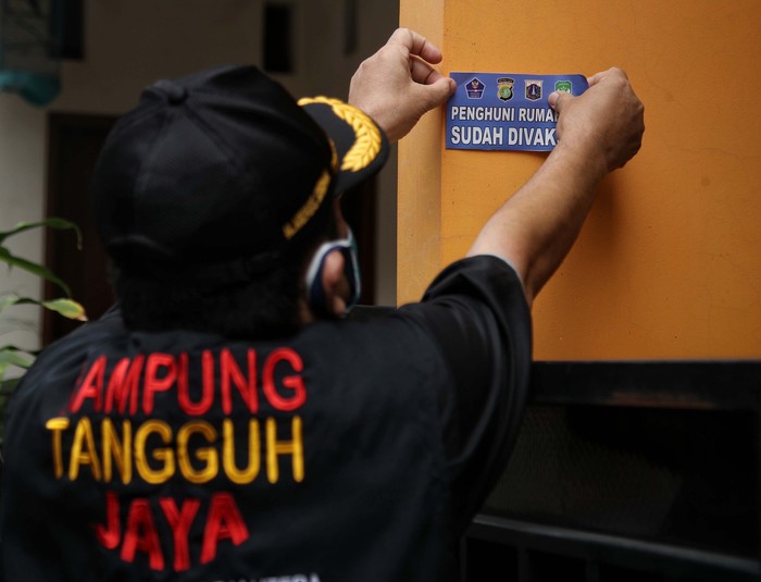 Rumah warga yang telah divaksin COVID-19 di Sunter Agung, Jakarta, mulai ditempelin stiker. Sebanyak 2000 stiker sudah ditempelkan di kawasan Sunter Agung.