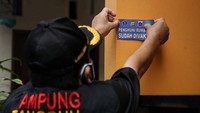 Rumah warga yang telah divaksin mulai ditempeli stiker.