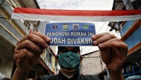 Stiker tersebut bertuliskan penghuni rumah ini sudah divaksin.