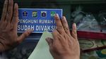 Pemasangan Stiker di Rumah Warga yang Telah Divaksin COVID-19