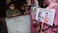 Petugas juga melakukan sosialisasi tentang vaksin COVID-19.