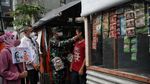 Pemasangan Stiker di Rumah Warga yang Telah Divaksin COVID-19