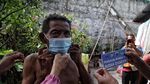 Pemasangan Stiker di Rumah Warga yang Telah Divaksin COVID-19