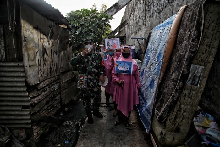 Pemasangan Stiker Vaksin di Rumah Rumah warga yang telah divaksin COVID-19 di Sunter Agung, Jakarta, mulai ditempelin stiker. Sebanyak 2000 stiker sudah ditempelkan di kawasan Sunter Agung.