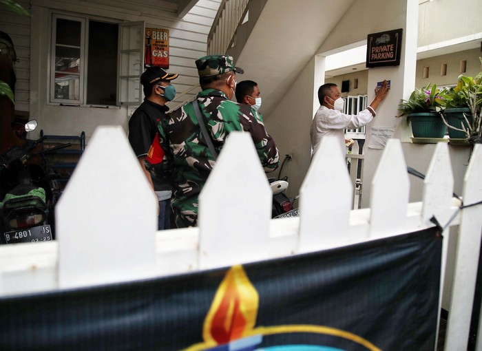Pemasangan Stiker Vaksin di Rumah Rumah warga yang telah divaksin COVID-19 di Sunter Agung, Jakarta, mulai ditempelin stiker. Sebanyak 2000 stiker sudah ditempelkan di kawasan Sunter Agung.