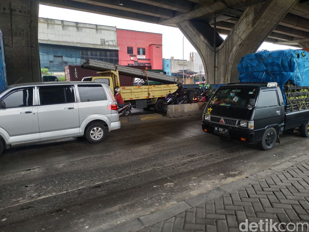 Pembatas jalan di Jl Cilincing Raya Jakarta Utara yang rawan kecelakaan, 13 Agustus 2021. (Athika Rahma/detikcom)