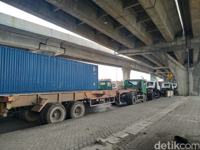 Pembatas jalan di Jl Cilincing Raya Jakarta Utara yang rawan kecelakaan, 13 Agustus 2021. (Athika Rahma/detikcom)