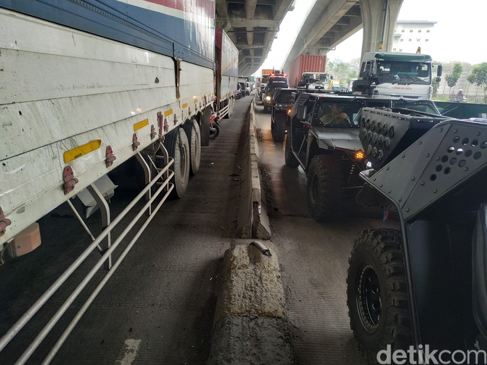 Pembatas jalan di Jl Cilincing Raya Jakarta Utara yang rawan kecelakaan, 13 Agustus 2021. (Athika Rahma/detikcom)