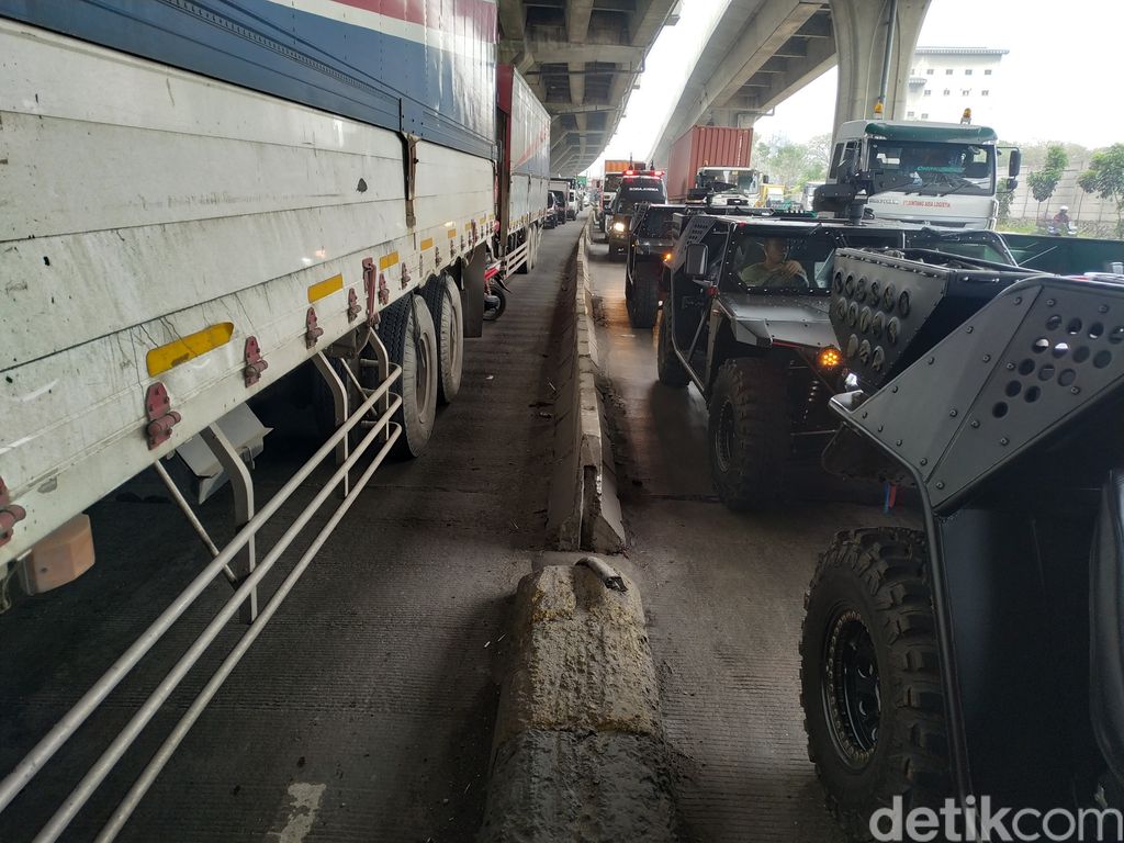 Pembatas jalan di Jl Cilincing Raya Jakarta Utara yang rawan kecelakaan, 13 Agustus 2021. (Athika Rahma/detikcom)