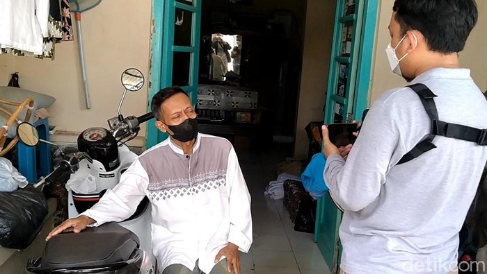 Rumah seorang warga Jawa Barat yang berdomisili di Pekalongan digeledah polisi. Warga yang diketahui berinisial MM itu pun diamankan petugas.