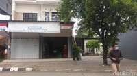 Diketahui, MM (44) ditangkap pada sekitar pukul 05.00 WIB pagi tadi. Sedangkan penggeledahan rumah MM berlangsung mulai pukul 07.30 WIB. Saat penggeledahan itu, kata Mustafiq, MM tak tampak berada di rumahnya. Hanya ada istri dan anak-anak MM di dalam rumah tersebut. Dia menyaksikan ada beberapa barang yang diamankan dari rumah MM selama dua jam penggeledahan. Diantaranya buku-buku, laptop, dan surat kendaraan.