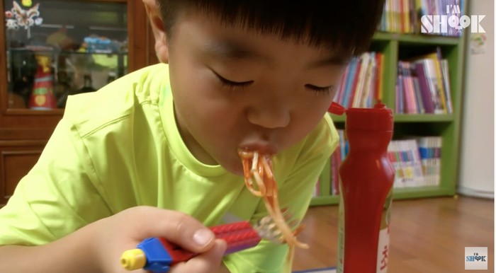 Penggila Pedas! Bocah 7 Tahun Ini Tak Bisa Makan Tanpa Saus Cabai