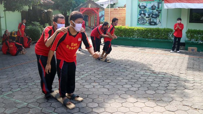 Puluhan penyandang disabilitas sensorik netra di Kudus, Jateng, mengikuti perlombaan HUT RI. Para penyandang disabilitas itu terlihat gembira.