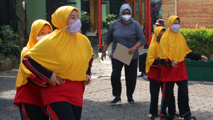 Puluhan penyandang disabilitas sensorik netra di Kudus, Jateng, mengikuti perlombaan HUT RI. Para penyandang disabilitas itu terlihat gembira.