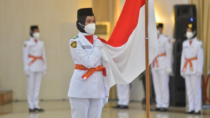 Petugas pengibar bendera Pemprov Riau saat dikukuhkan Gubernur (dok. Pemprov Riau)