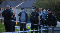 Diketahui, insiden penembakan terjadi di Kota Plymouth, Inggris, dan dilaporkan menewaskan 6 orang termasuk terduga pelaku penembakan. Dilansir dari AFP, Jumat (13/8/2021), enam orang, termasuk tersangka pria bersenjata, tewas dalam insiden penembakan yang terjadi pada Kamis (12/8) pagi waktu setempat. Getty Images/William Dax.  