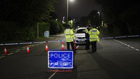 Polisi Devon dan Cornwall menyatakan insiden kritis di daerah Keyham, Plymouth, itu tidak dianggap terkait terorisme. Polisi bersama layanan darurat lainnya, termasuk staf ambulans udara, datang setelah ada laporan tembakan di lingkungan perumahan dekat beberapa dermaga. Ben Birchall/PA via AP.
