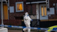 Pemimpin oposisi utama Partai Buruh, Keir Starmer, mengatakan peristiwa itu sebagai tragedi. Sementara itu diketahui penembakan dengan korban massal jarang terjadi di Inggris, dimana sebagian besar petugas polisi tidak bersenjata, sementara Inggris barat daya - tujuan liburan domestik yang populer - biasanya dikenal sebagai bagian negara yang tenang. Plymouth adalah rumah bagi pangkalan angkatan laut terbesar di Eropa barat, termasuk kapal selam nuklir dan kapal perang besar. Getty Images/William Dax.