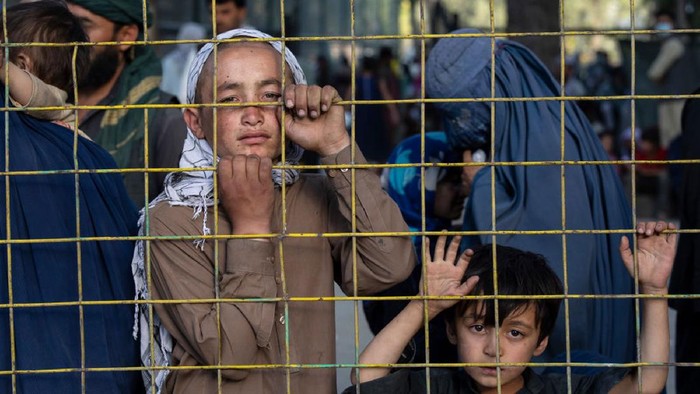 Potret Anak-anak Aghanistan Terlantar Saat Lari dari Kekejaman Taliban Kelompok Taliban mengambil alih sejumlah kota penting di Afghanistan. Kondisi itu membuat warga memilih pergi dari rumah mereka untuk mencari tempat aman.