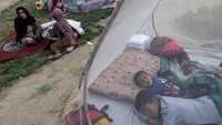 Sejumlah anak pengungsi Afghanistan beristirahat di tenda Kamp pengungsian darurat, di Kota Kabul, Afghanistan pada 12 Agustus 2021. 