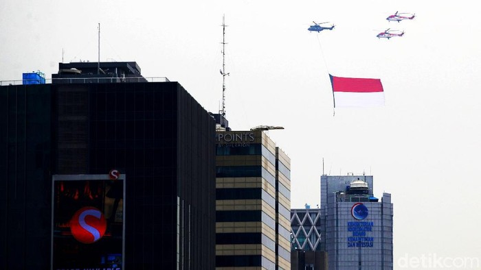 Potret Pengibaran Bendera Merah Putih Via Helikopter Bendera Merah Putih raksasa dikibarkan menggunakan helikopter TNI Angkatan Udara mengelilingi Jakarta, Jumat (13/8/2021). Pengibaran bendera yang dilakukan TNI AU itu adalah latihan untuk persiapan puncak peringatan HUT ke-76 Republik Indonesia pada tanggal 17 Agustus 2021 mendatang.