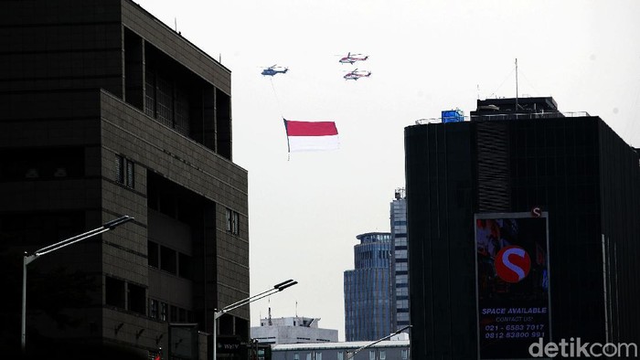 Potret Pengibaran Bendera Merah Putih Via Helikopter Bendera Merah Putih raksasa dikibarkan menggunakan helikopter TNI Angkatan Udara mengelilingi Jakarta, Jumat (13/8/2021). Pengibaran bendera yang dilakukan TNI AU itu adalah latihan untuk persiapan puncak peringatan HUT ke-76 Republik Indonesia pada tanggal 17 Agustus 2021 mendatang.