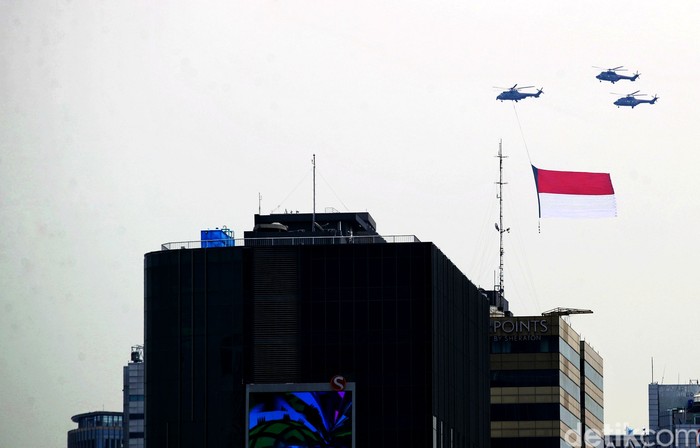 Bendera Merah Putih raksasa dikibarkan menggunakan helikopter TNI Angkatan Udara mengelilingi Jakarta, Jumat (13/8/2021). Pengibaran bendera yang dilakukan TNI AU itu adalah latihan untuk persiapan puncak peringatan HUT ke-76 Republik Indonesia pada tanggal 17 Agustus 2021 mendatang.