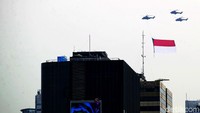 Pengibaran bendera Merah Putih ini merupakan salah satu perayaan HUT Ke-76 Republik Indonesia di tengah pandemi. Semoga pandemi segera berlalu agar warga dapat merayakan HUT RI dengan sukacita.