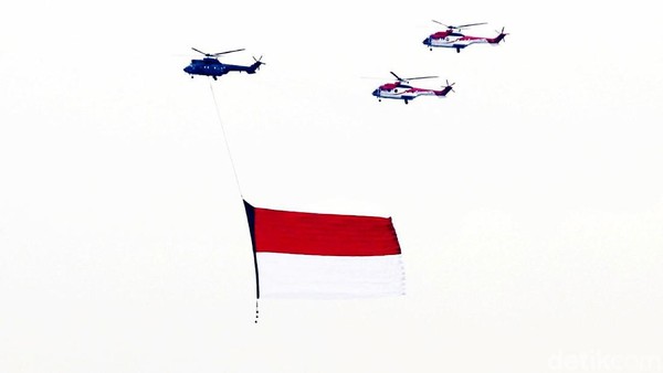 Helikopter Bawa Bendera Merah Putih Raksasa Keliling Jakarta, Ada Apa?