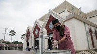 Seperti diketahui, meski PPKM level 4 diperpanjang hingga 16 Agustus 2021 mendatang, ada sejumlah aturan yang berubah dalam penerapannya, salah satunya adalah tempat ibadah boleh dibuka dengan kapasitas maksimal 25% atau maksimal 20 orang.  