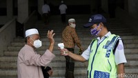 Masjid At Tin pun jadi salah satu masjid yang menggelar Salat Jumat berjamaah.