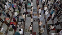 Salat Jumat berjamaah itu digelar dengan menerapkan protokol kesehatan yang ketat.  