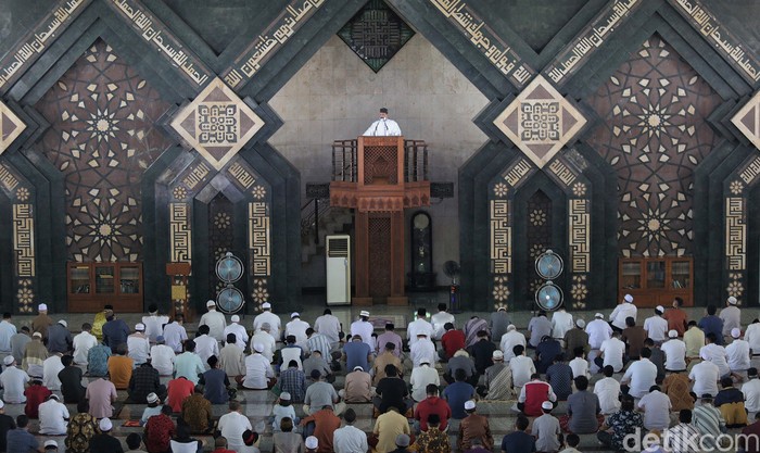 Masjid At Tin gelar salat Jumat berjamaah di tengah pemberlakuan PPKM level 4 di Ibu Kota. Seperti apa penerapan salat Jumat berjamaah di sana?