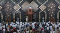 Protokol kesehatan yang diterapkan mulai dari mewajibkan para jamaah untuk mencuci tangan sebelum masuk masjid hingga melakukan jaga jarak saat melaksanakan Salat Jumat berjamaah.  