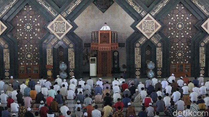 Masjid At Tin gelar salat Jumat berjamaah di tengah pemberlakuan PPKM level 4 di Ibu Kota. Seperti apa penerapan salat Jumat berjamaah di sana?