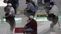 Para jamaah pun diwajibkan untuk mengenakan masker saat melaksanakan salat.