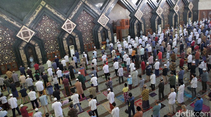 Masjid At Tin gelar salat Jumat berjamaah di tengah pemberlakuan PPKM level 4 di Ibu Kota. Seperti apa penerapan salat Jumat berjamaah di sana?