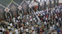 Sejumlah jamaah melaksanakan Salat Jumat berjamaah di Masjid At Tin, Jakarta, Jumat (13/8/2021).