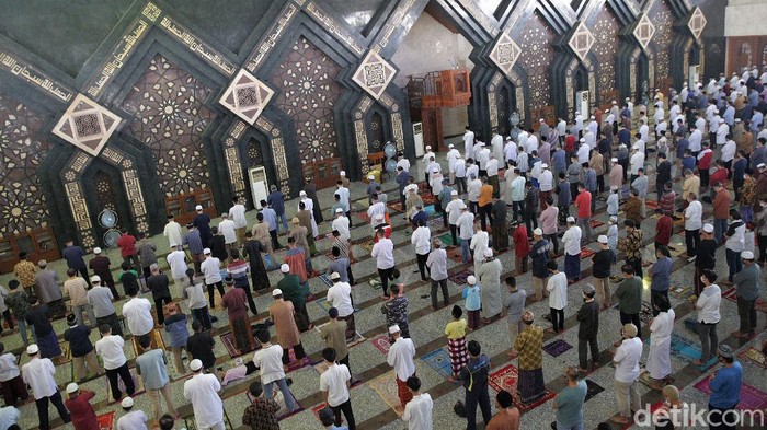 Masjid At Tin gelar salat Jumat berjamaah di tengah pemberlakuan PPKM level 4 di Ibu Kota. Seperti apa penerapan salat Jumat berjamaah di sana?
