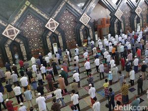 MUI: Tren COVID Turun, Salat Jumat Wajib-Salat Id Boleh-Saf Dirapatkan
