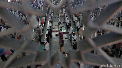 PPKM Level 4 Diperpanjang, Masjid At Tin Gelar Salat Jumat Berjamaah