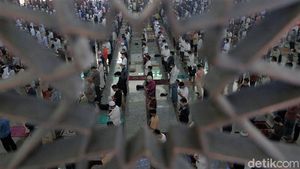 PPKM Level 4 Diperpanjang, Masjid At Tin Gelar Salat Jumat Berjamaah