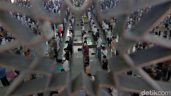 PPKM Level 4 Diperpanjang, Masjid At Tin Gelar Salat Jumat Berjamaah Masjid At Tin gelar salat Jumat berjamaah di tengah pemberlakuan PPKM level 4 di Ibu Kota. Seperti apa penerapan salat Jumat berjamaah di sana?